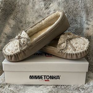 Minnetonka women’s slippers, size 9M.